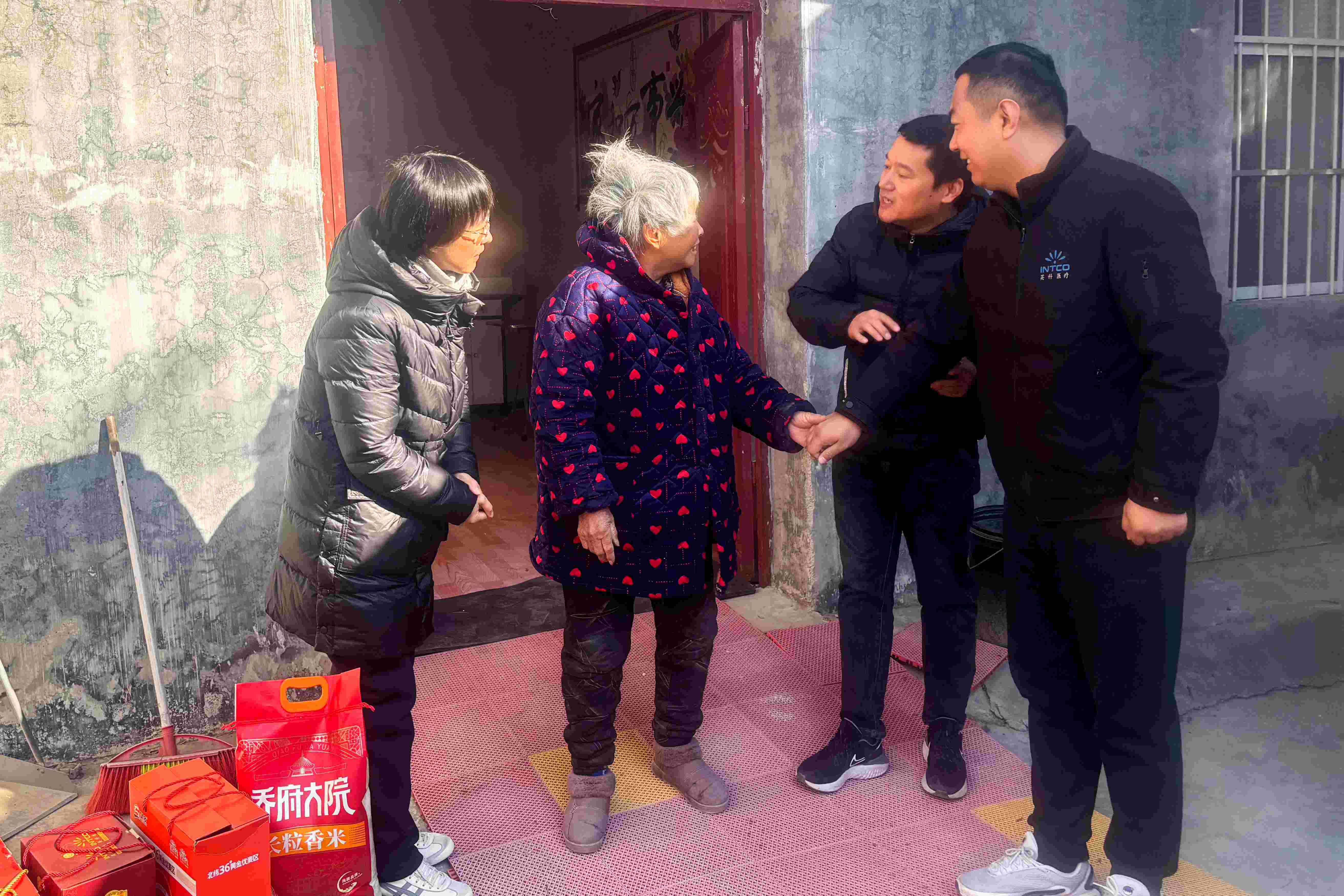 安徽英科醫(yī)療開展春節(jié)走訪慰問活動