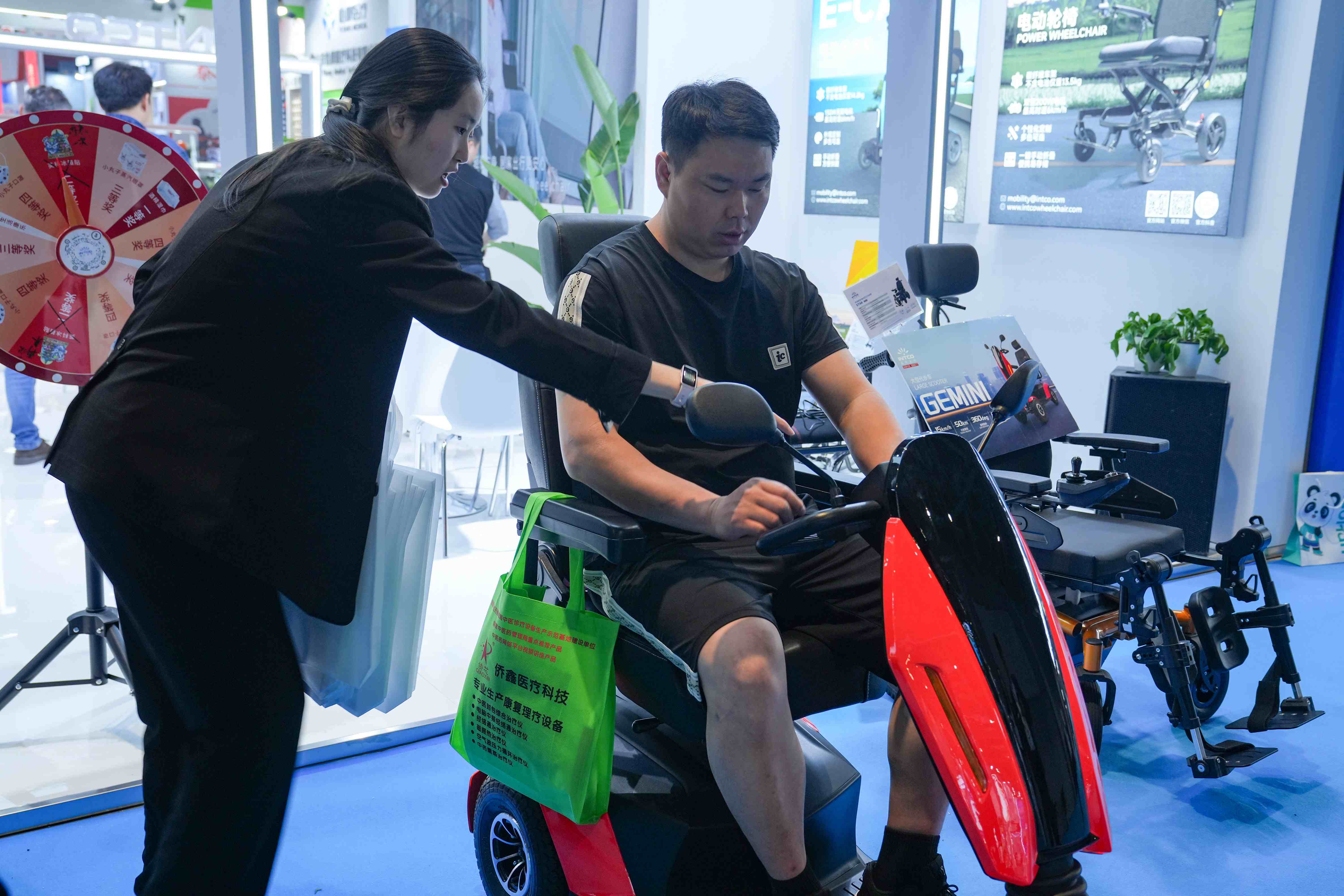 英科醫(yī)療攜輪椅 STAR、代步車 E-cary 及 Gemini 等新品亮相