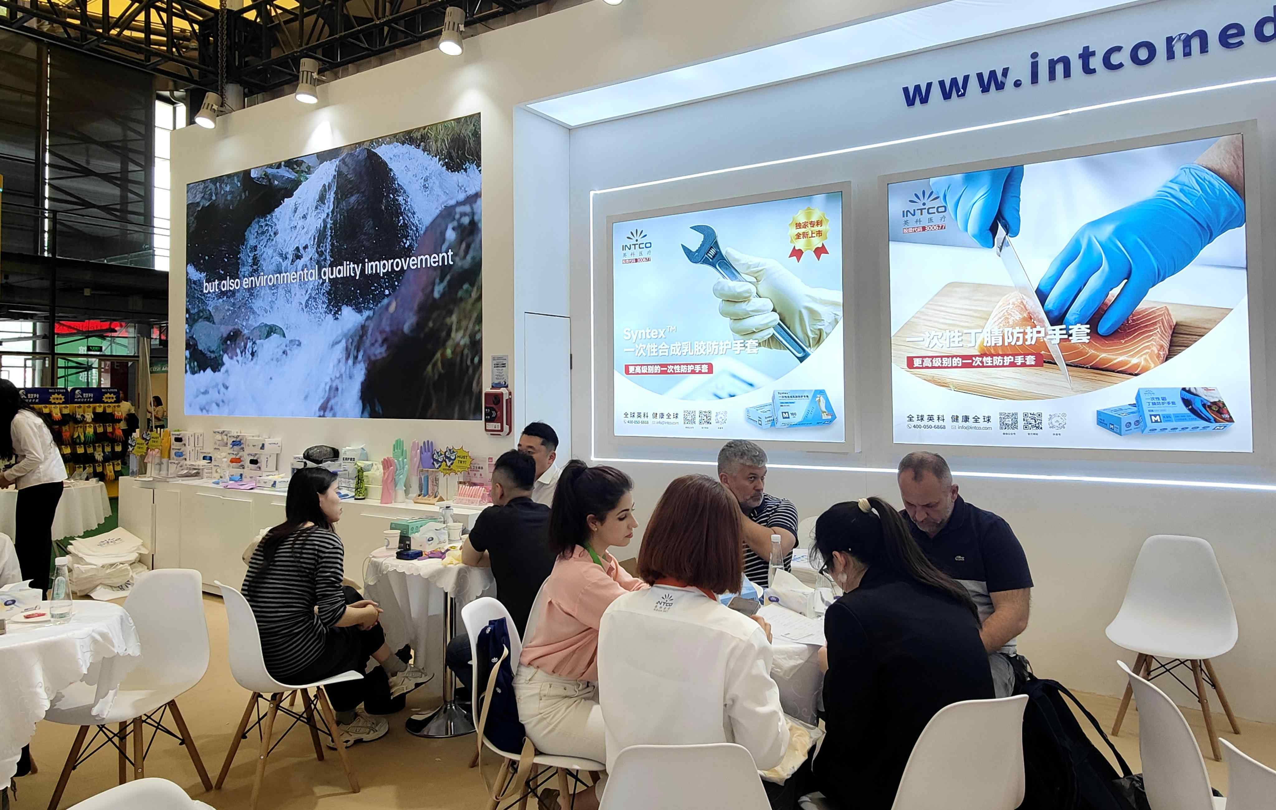英科醫(yī)療精心打造了食品餐飲、無塵潔凈、實(shí)驗(yàn)制藥、工業(yè)防護(hù)四大主題展區(qū)